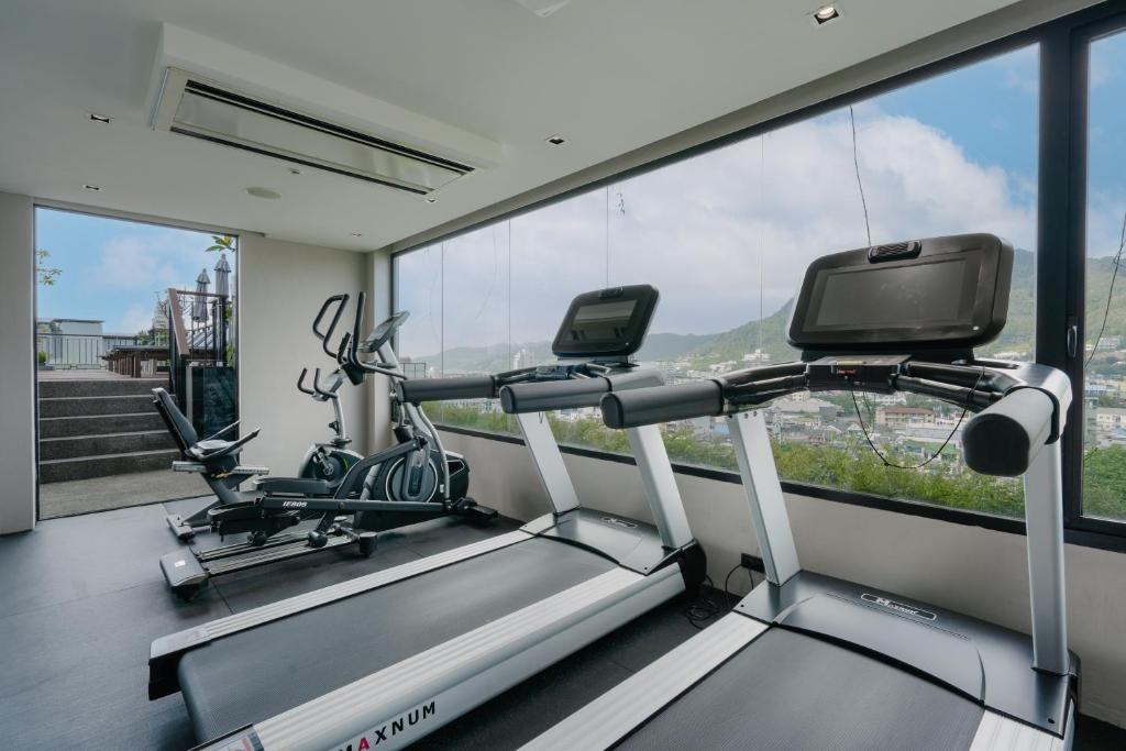Fitness centrum a/nebo fitness zařízení v ubytování Rak Elegant Hotel Patong