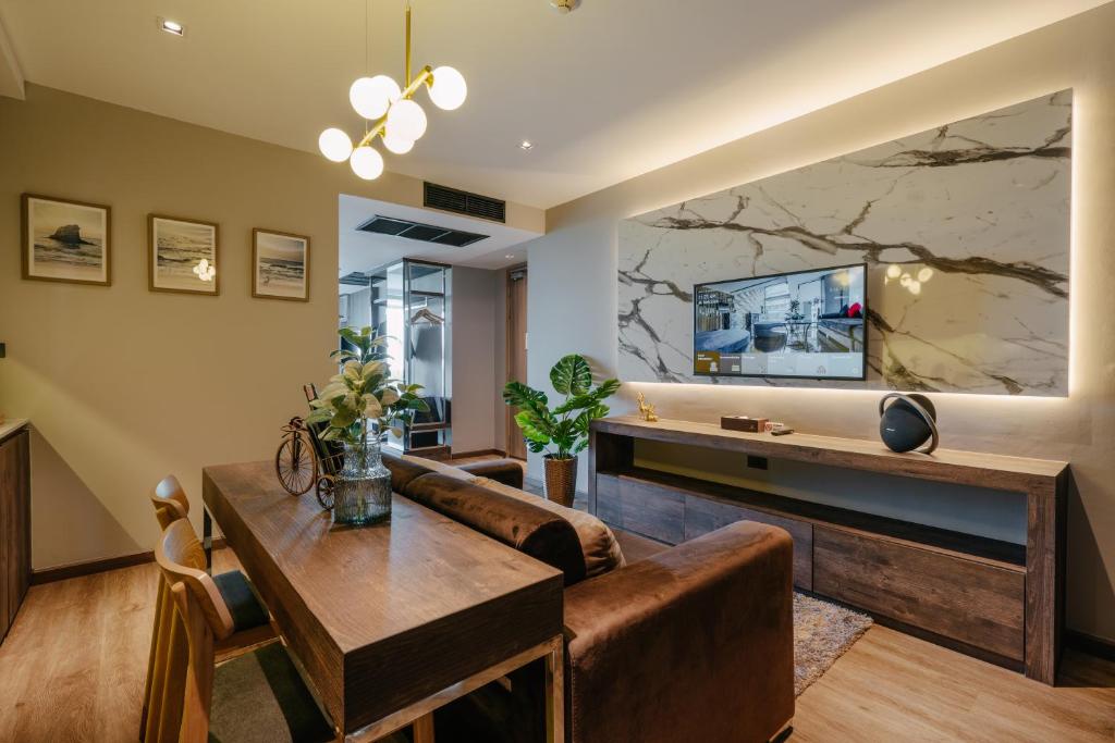 TV a/nebo společenská místnost v ubytování Rak Elegant Hotel Patong