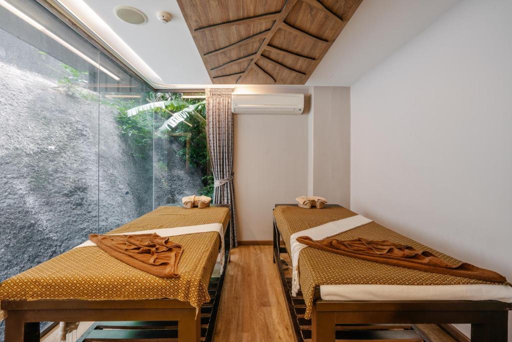 Postel nebo postele na pokoji v ubytování Rak Elegant Hotel Patong