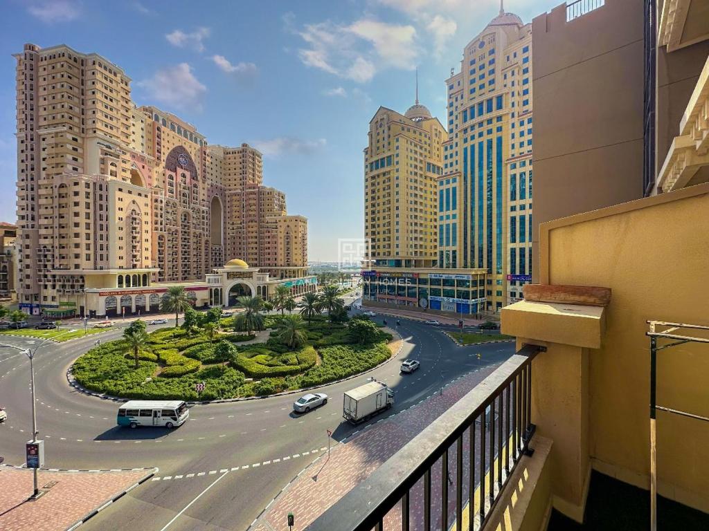 - une vue sur une rue d'une ville avec des bâtiments dans l'établissement Studio at Spring Oasis Dubai Silicon Oasis By ANW Vacation Homes, à Dubaï