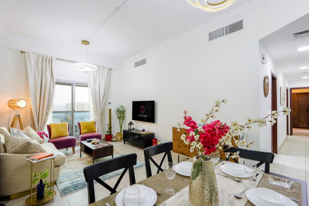 Posezení v ubytování Homely 2BR - Walking distance to Beach by Livbnb