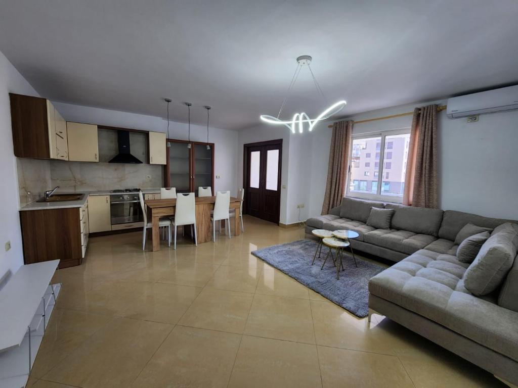 Kuchyň nebo kuchyňský kout v ubytování Tirana Square Hotel