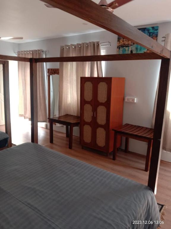 COCO CABANA - Family Room With Balcony
