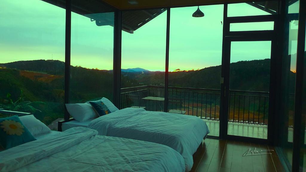 2 Betten in einem Zimmer mit Bergblick in der Unterkunft Tuyên Chiến Home & Resort in Ấp An Kroët