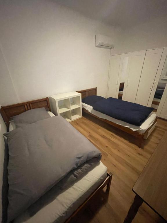 een slaapkamer met 2 bedden en een nachtkastje bij Motel24 Low-Budget Waltershausen in Waltershausen