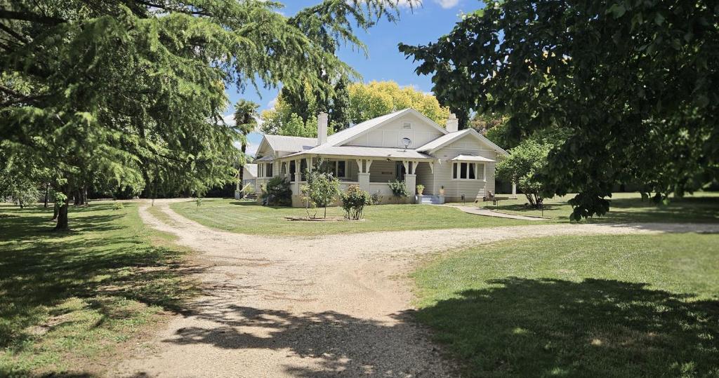 une maison avec un chemin de terre devant elle dans l'établissement The Avenue Anahdale - Hidden 2.7 Acre Estate in town, à Blayney