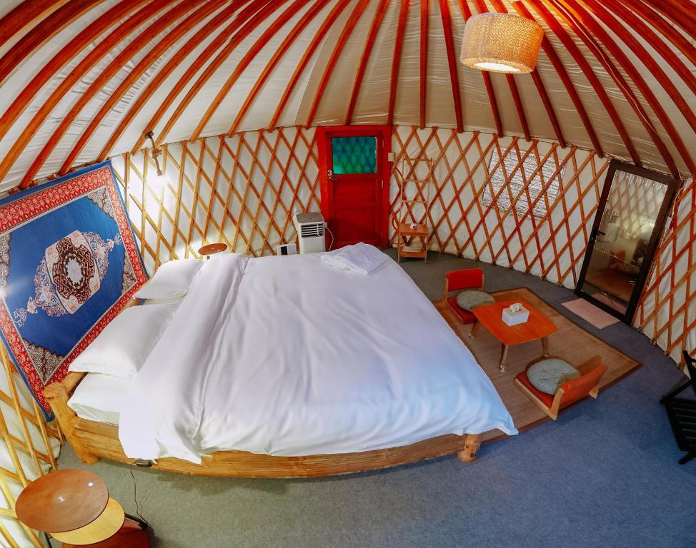 Letto o letti in una camera di Nomad Yurts