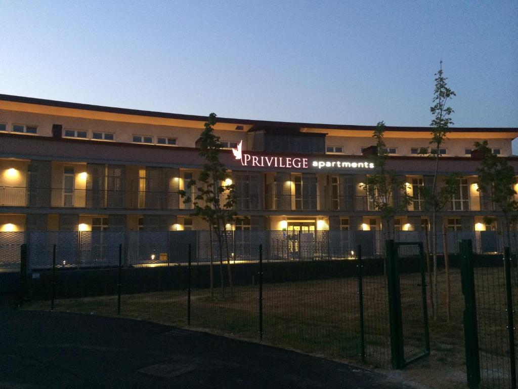 Budova, kde se aparthotel nachází