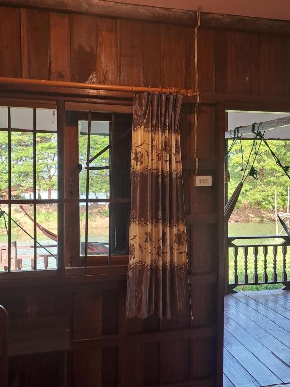 Riverside Bungalow Don Det的阳台或露台