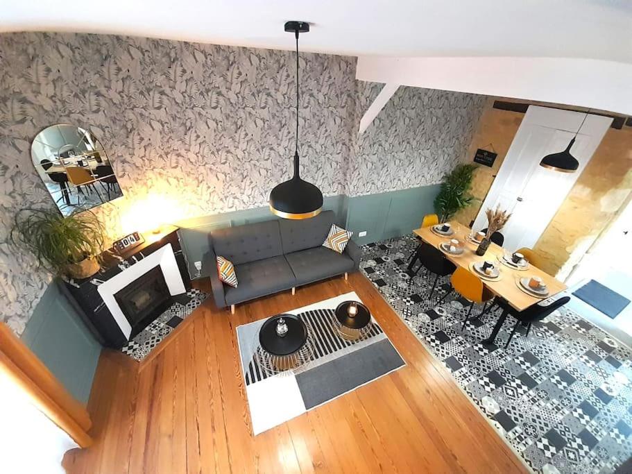 an overhead view of a living room with a couch and a table at Châteauroux L’O'thentik' Duplex 7 pers in Châteauroux