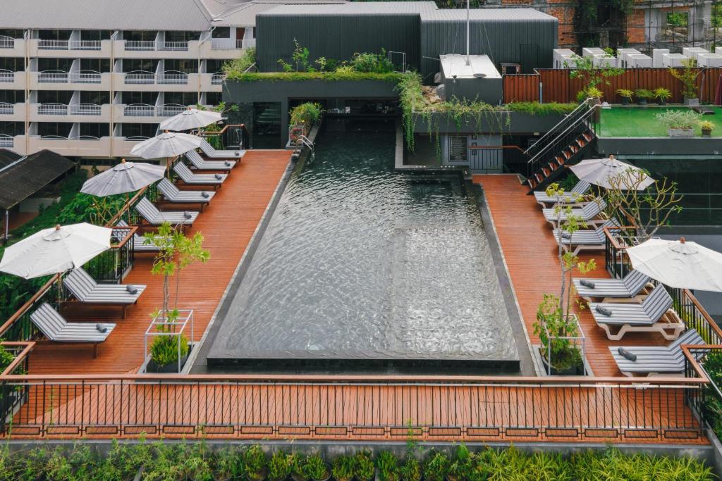 Bazén v ubytování Rak Elegant Hotel Patong nebo v jeho okolí