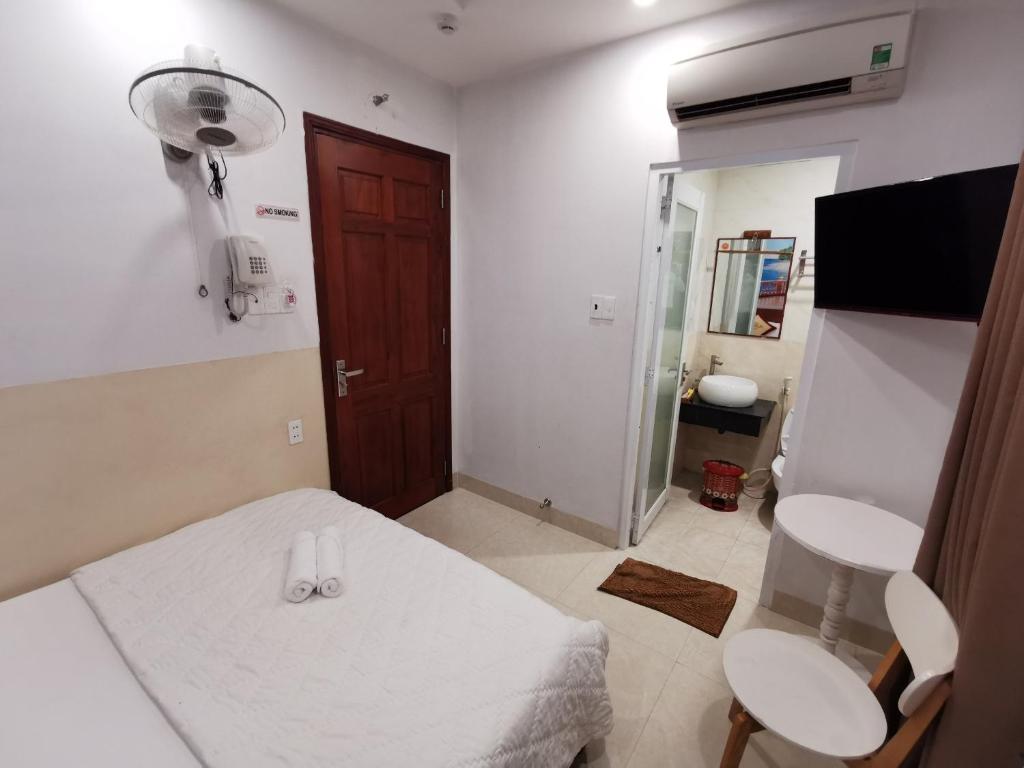 Postel nebo postele na pokoji v ubytování Sen Vàng Hotel
