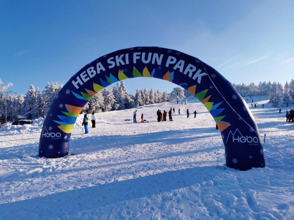 un arco de esquí en la nieve en Heba en Divčibare