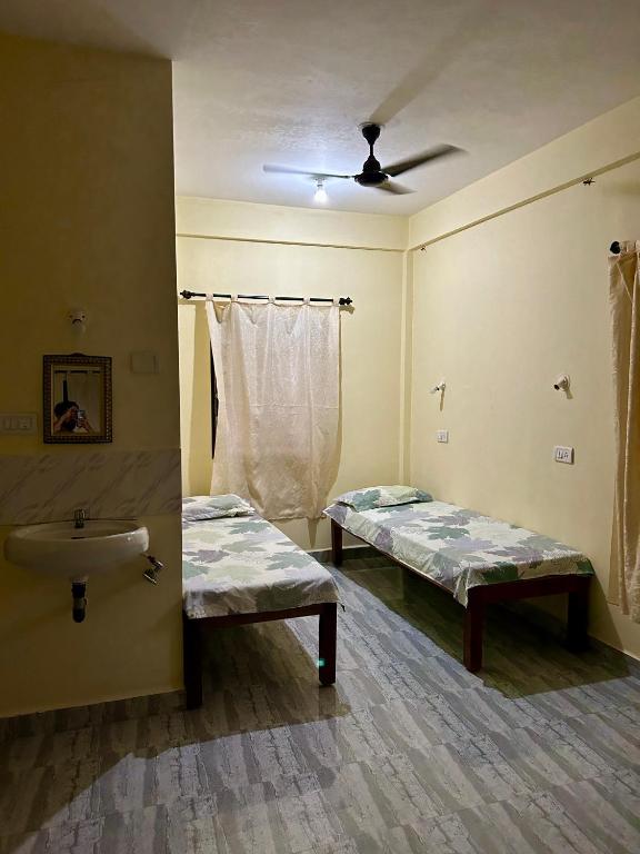 Postel nebo postele na pokoji v ubytování Anjunapalms GuestHouse