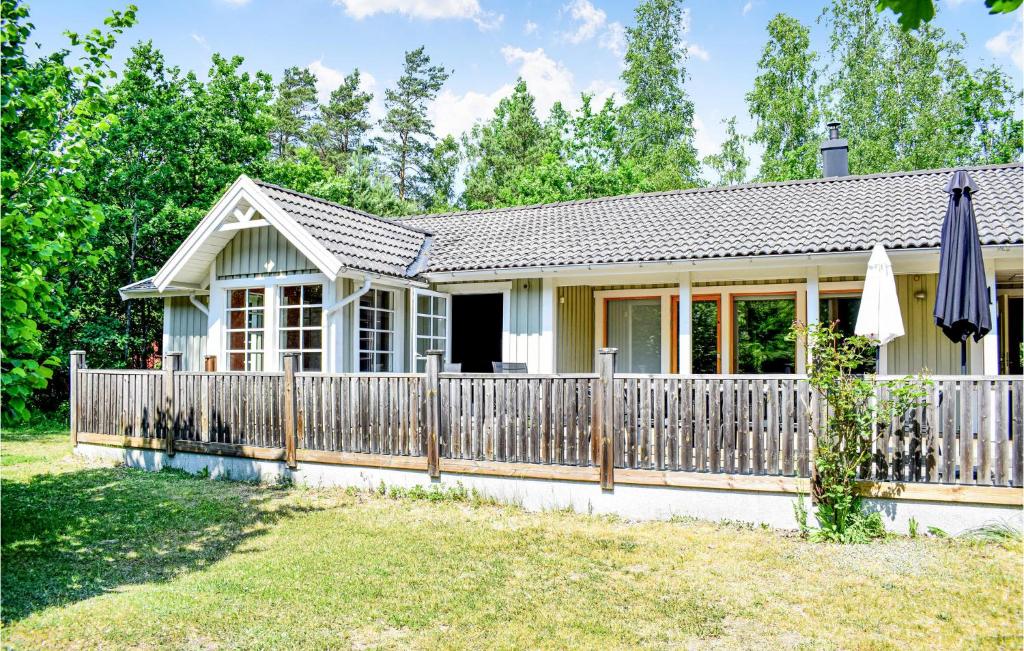 mały dom z drewnianym płotem w obiekcie Stunning Home In Kpingsvik With Kitchen w mieście Köpingsvik