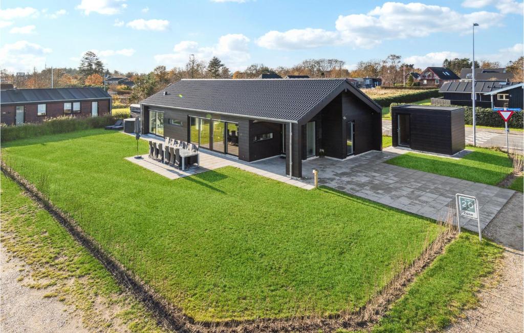 een luchtzicht op een huis met een grote tuin bij Gorgeous Home In Hadsund With Sauna in Øster Hurup