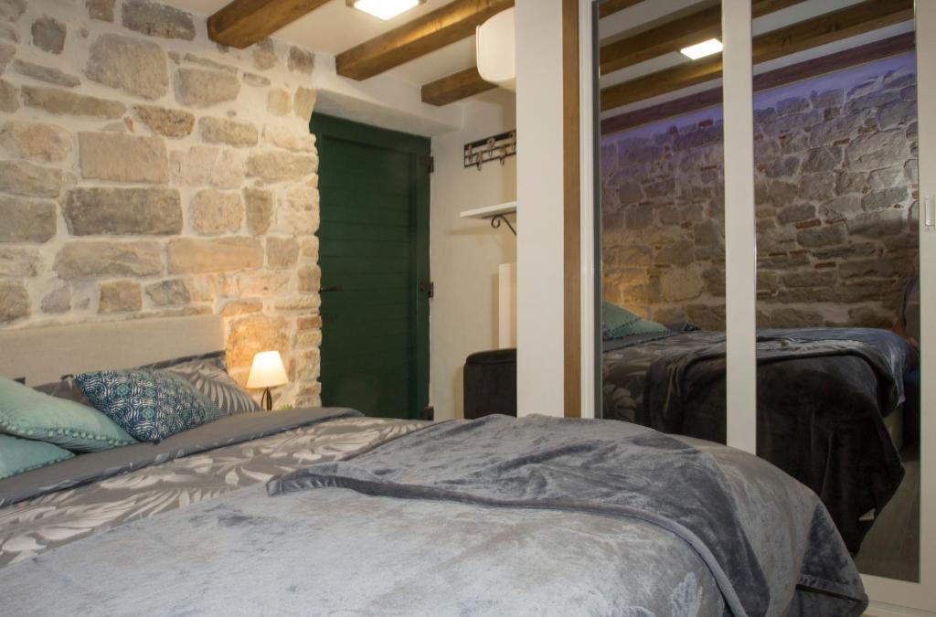 Posteľ alebo postele v izbe v ubytovaní Old Center Cozy Room