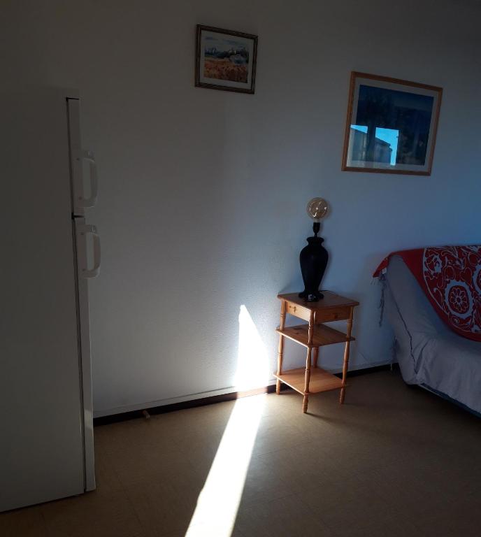 Łóżko lub łóżka w pokoju w obiekcie appt 2 ou 4 personnes avec piscine, tennis et parking privé