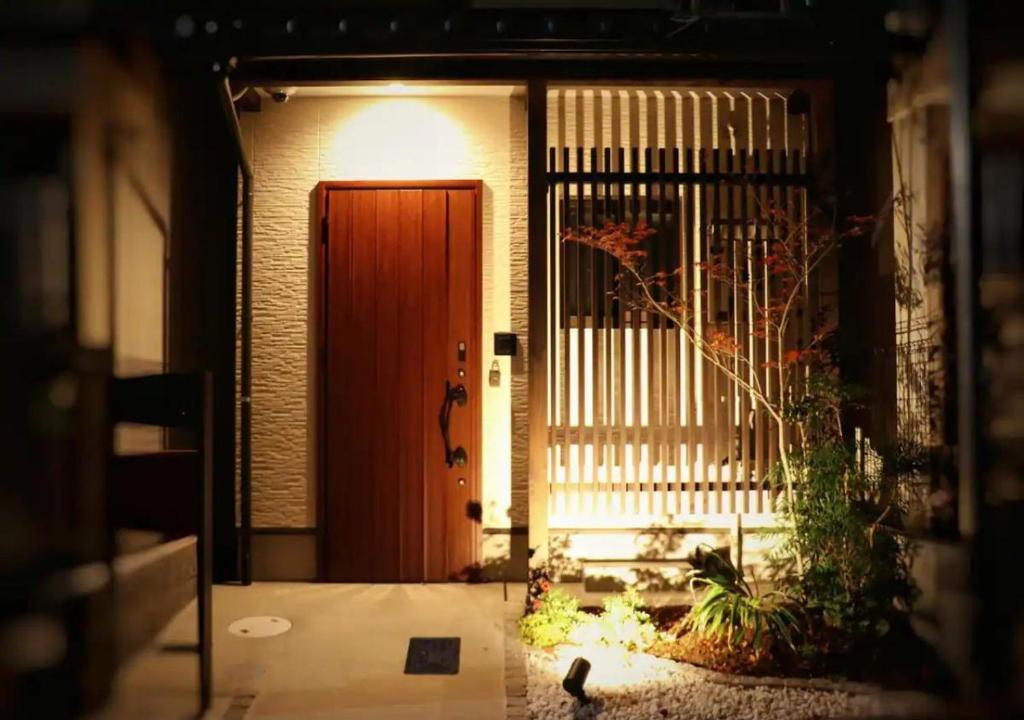 une porte d'entrée d'une maison avec un portail dans l'établissement Kaya no Kochiku, à Kyoto