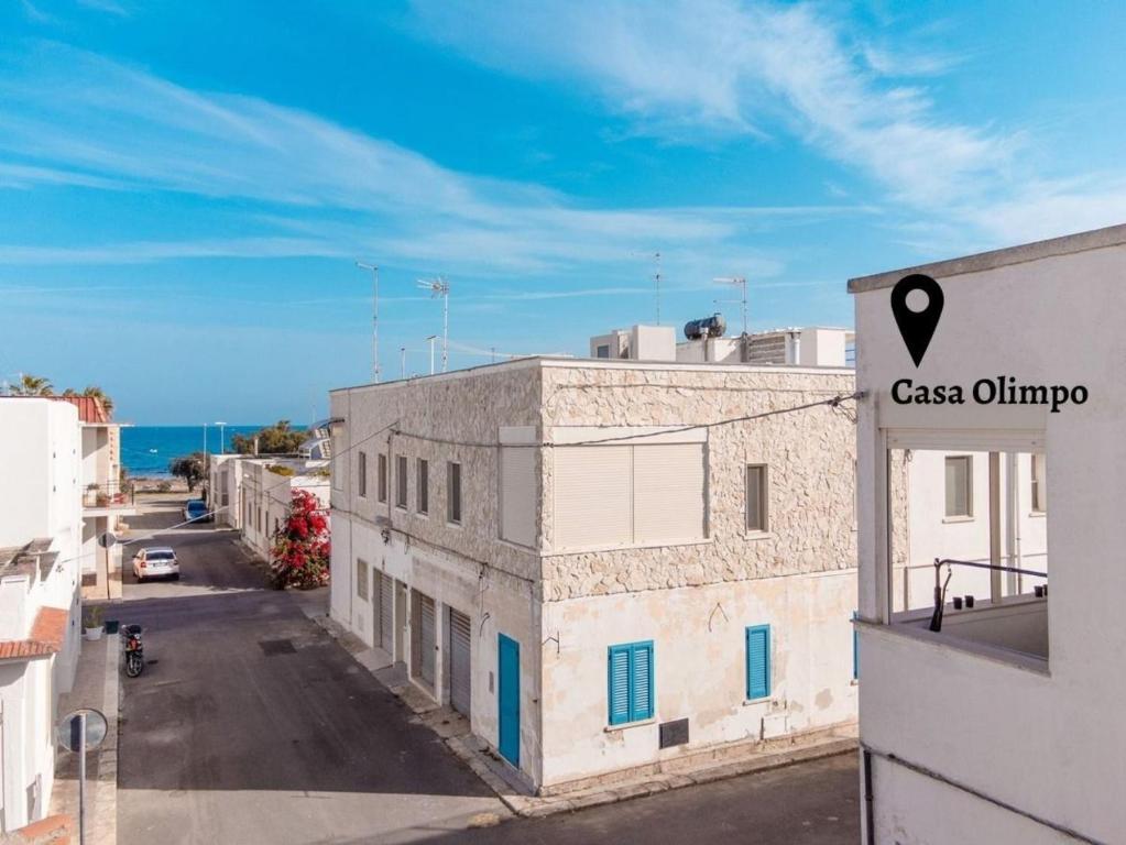 a building with a sign that reads cast omicino at Casa Olimpo vicino alle spiagge di sabbia in Specchiolla 