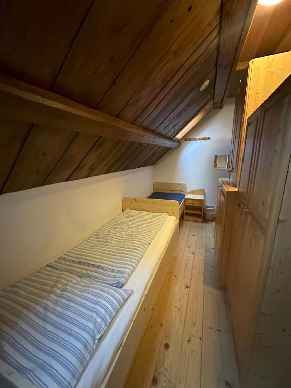 Postel nebo postele na pokoji v ubytování Ferienhaus Werkstattl Rassis Feriendorf Donnersbachwald