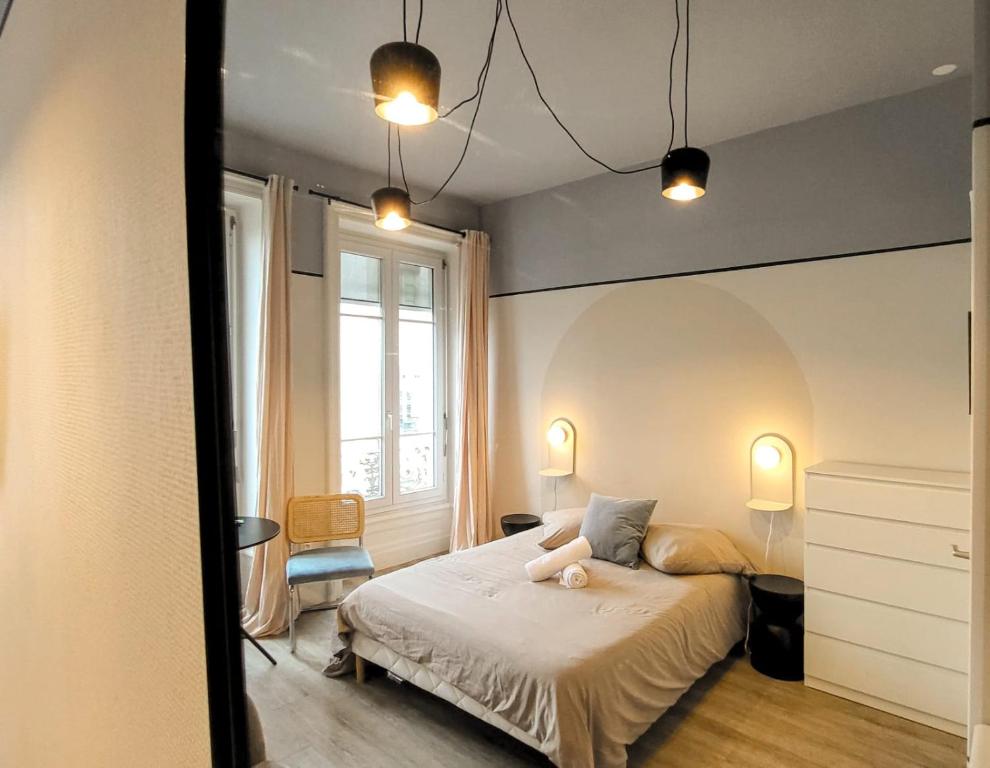 a bedroom with a bed and a window at Suite Oxymore in Lyon