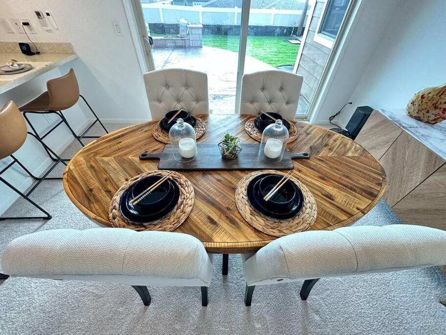 Posezení v ubytování New 4 Bedroom Home with Ocean and Gorgeous Mountain Views in the gated community of Mauna Olu