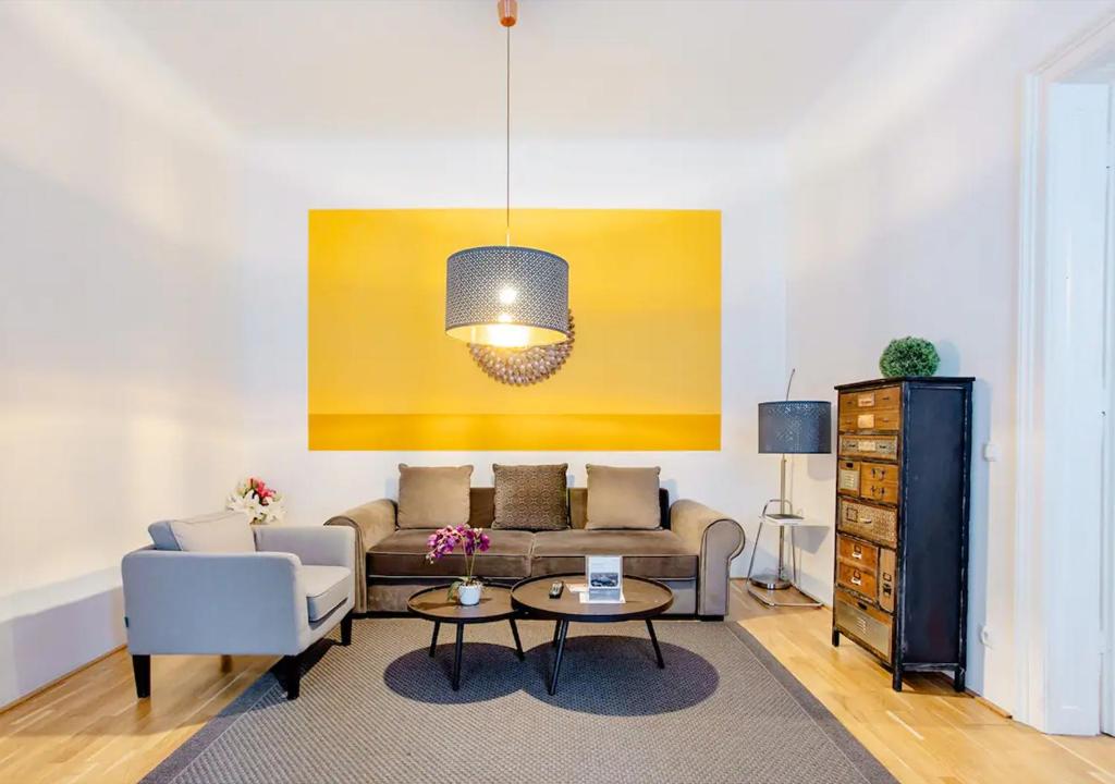 ein Wohnzimmer mit einem Sofa und einem Tisch in der Unterkunft Exclusive Apartment City Center in Wien