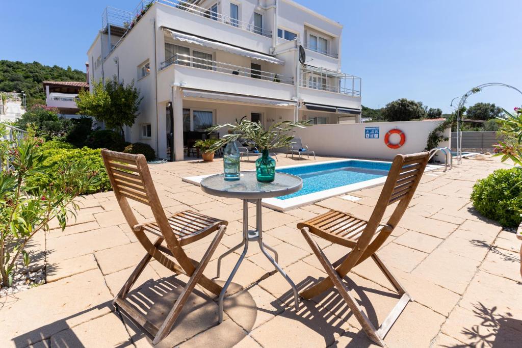 Sunnyhill apartments with private and shared pool