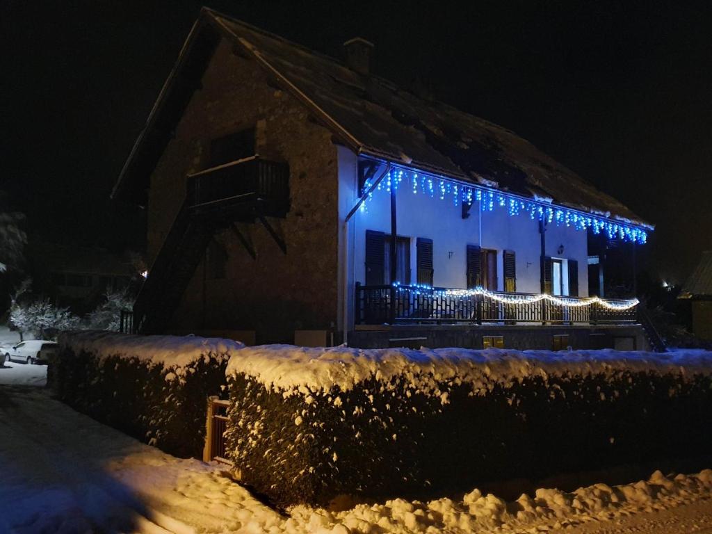 une maison avec des lumières de Noël sur son côté dans l'établissement Escapadelia - Locations pour les sportifs et amoureux de la nature, à Pelvoux