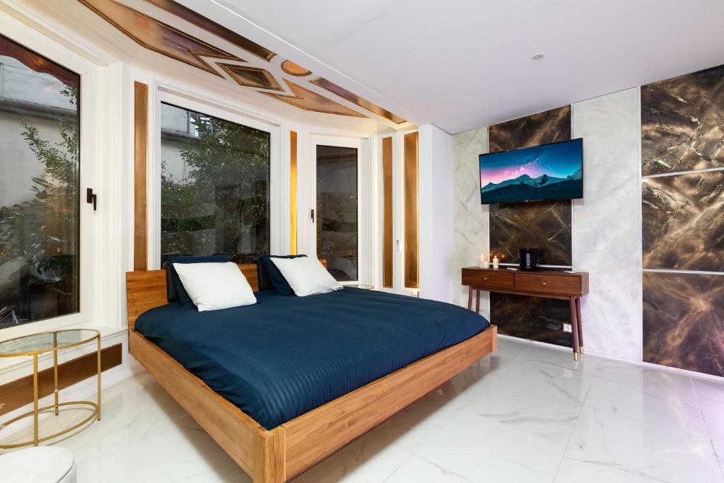 Tempat tidur dalam kamar di ART & SPA Luxury bedroom at the heart historical center