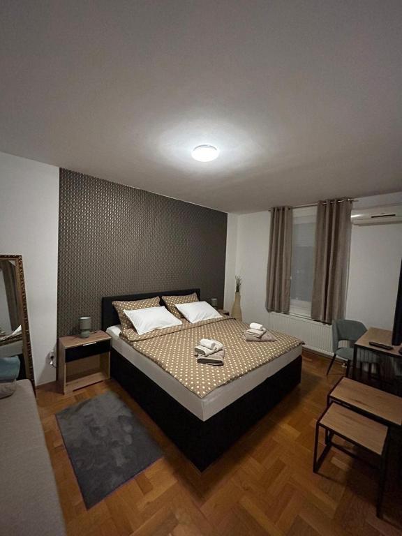 sypialnia z łóżkiem i stołem w obiekcie Apartment Lenbonne w Zagrzebiu