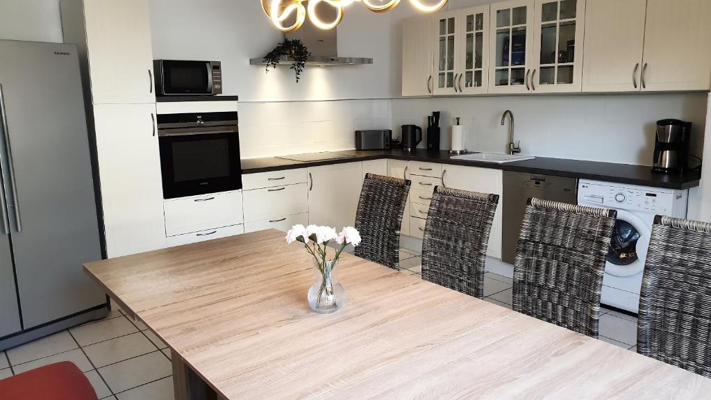 Kuchyň nebo kuchyňský kout v ubytování BIG Apartment - 150qm in Bad Liebenwerda