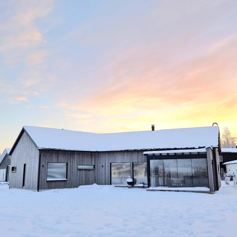 Obiekt Gorgeous Arctic Lodge zimą