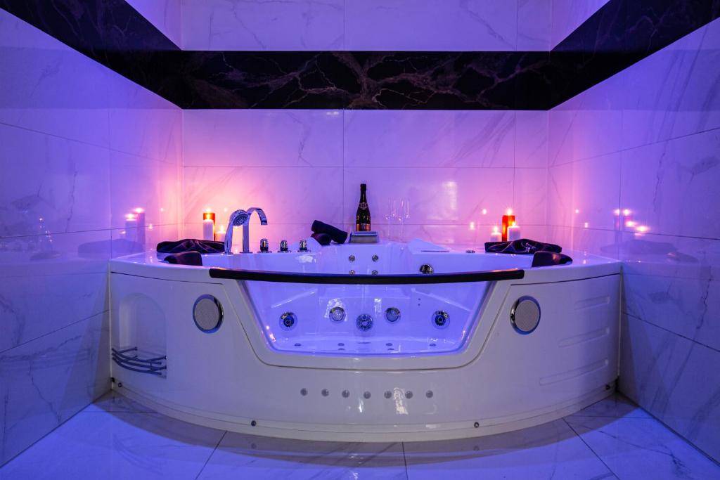 ART & SPA Luxury bedroom at the heart historical center – photo 9