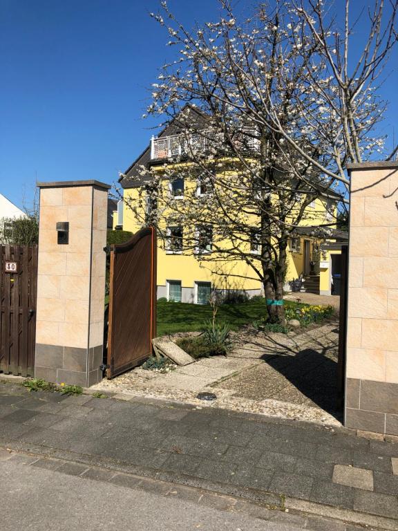 une paire de portes devant une maison dans l'établissement 3 separate Messe Appartements bis zu 11 Personen, à Ratingen