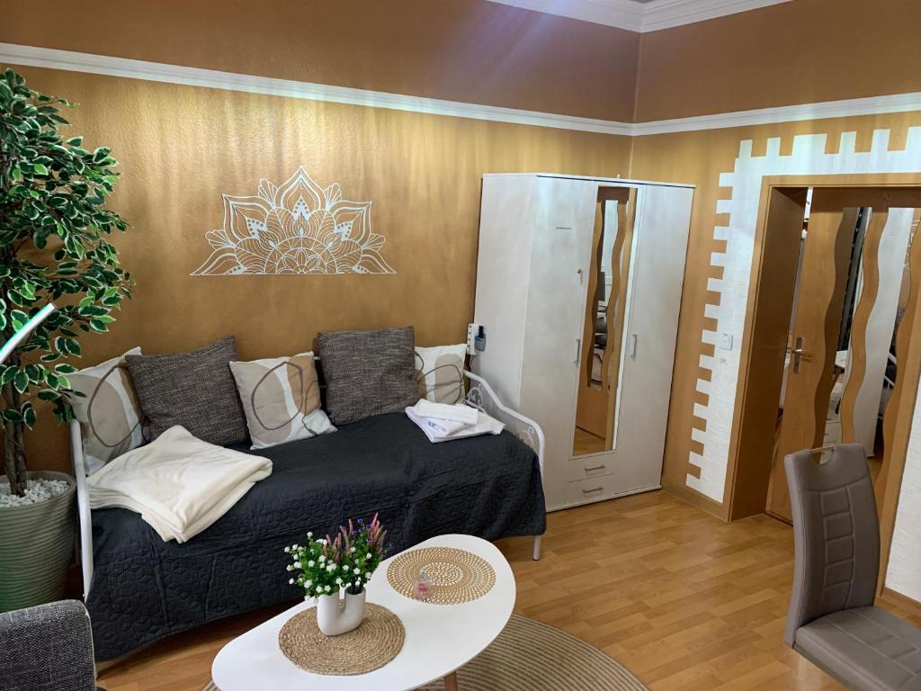 a small room with a bed and a table at Best-Preis FEWO Rathausblick 2 - Zentrale Lage in Wittenberge - 2 Personen - Einzelzimmer - Vollausstattung - WLAN / Prime & Self-Check-In in Wittenberge