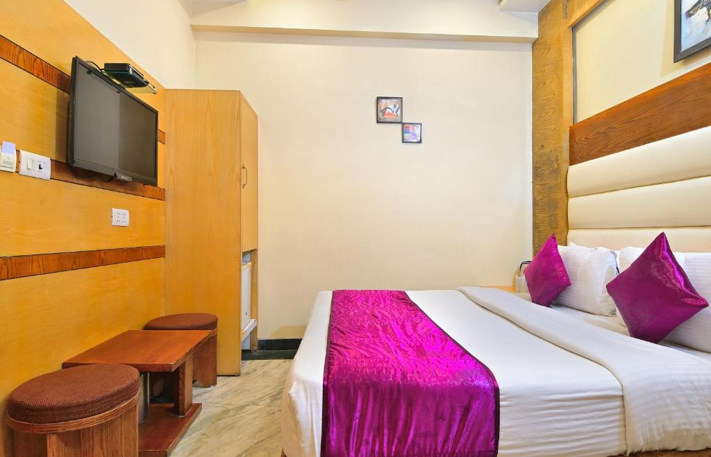 Postel nebo postele na pokoji v ubytování Hotel Hari Piorko Grand - 2 Min from New Delhi Railway Station