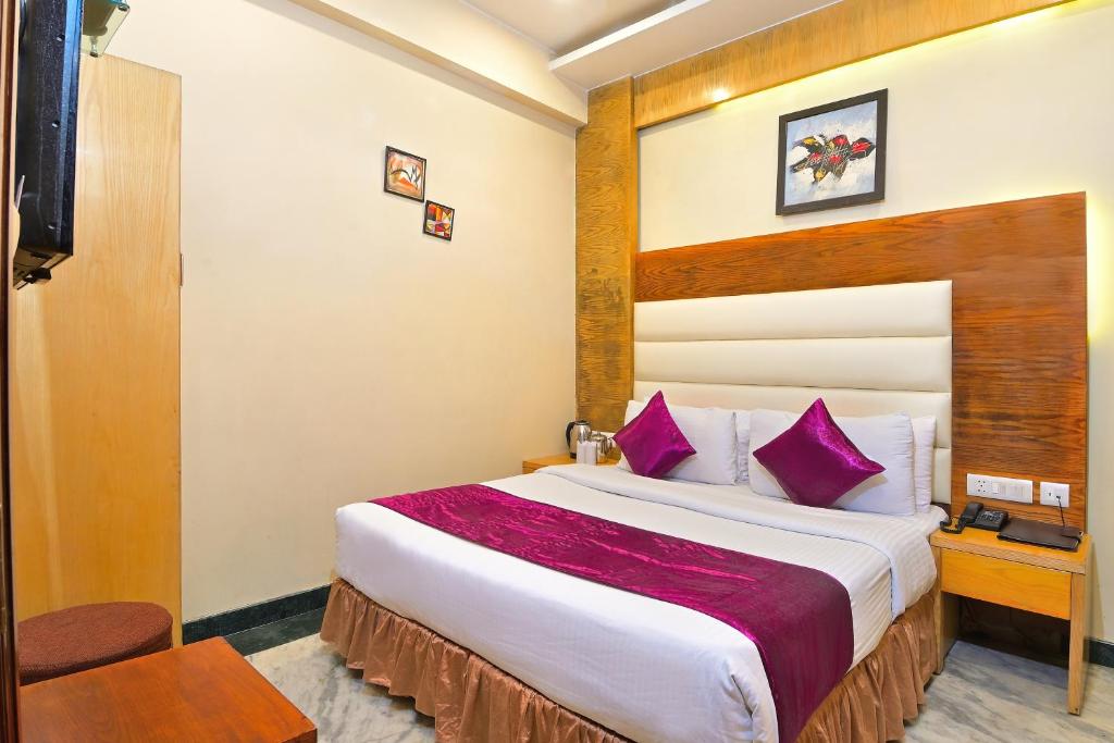 Postel nebo postele na pokoji v ubytování Hotel Hari Piorko Grand - 2 Min from New Delhi Railway Station