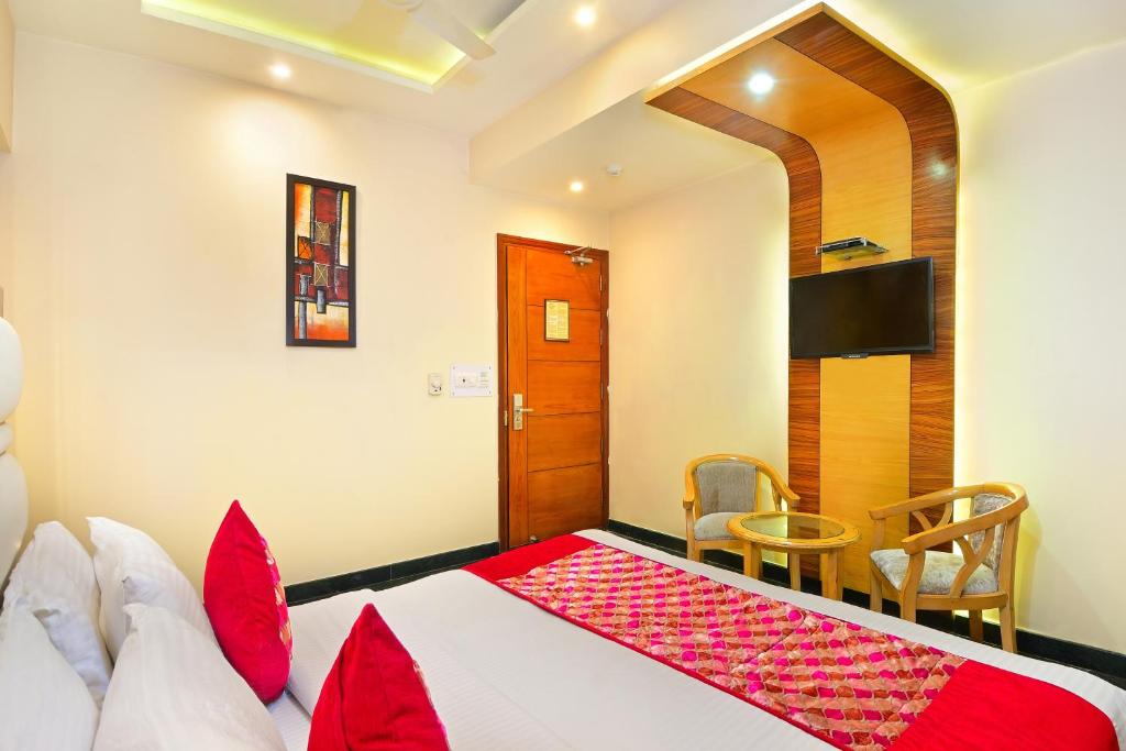 Postel nebo postele na pokoji v ubytování Hotel Hari Piorko Grand - 2 Min from New Delhi Railway Station