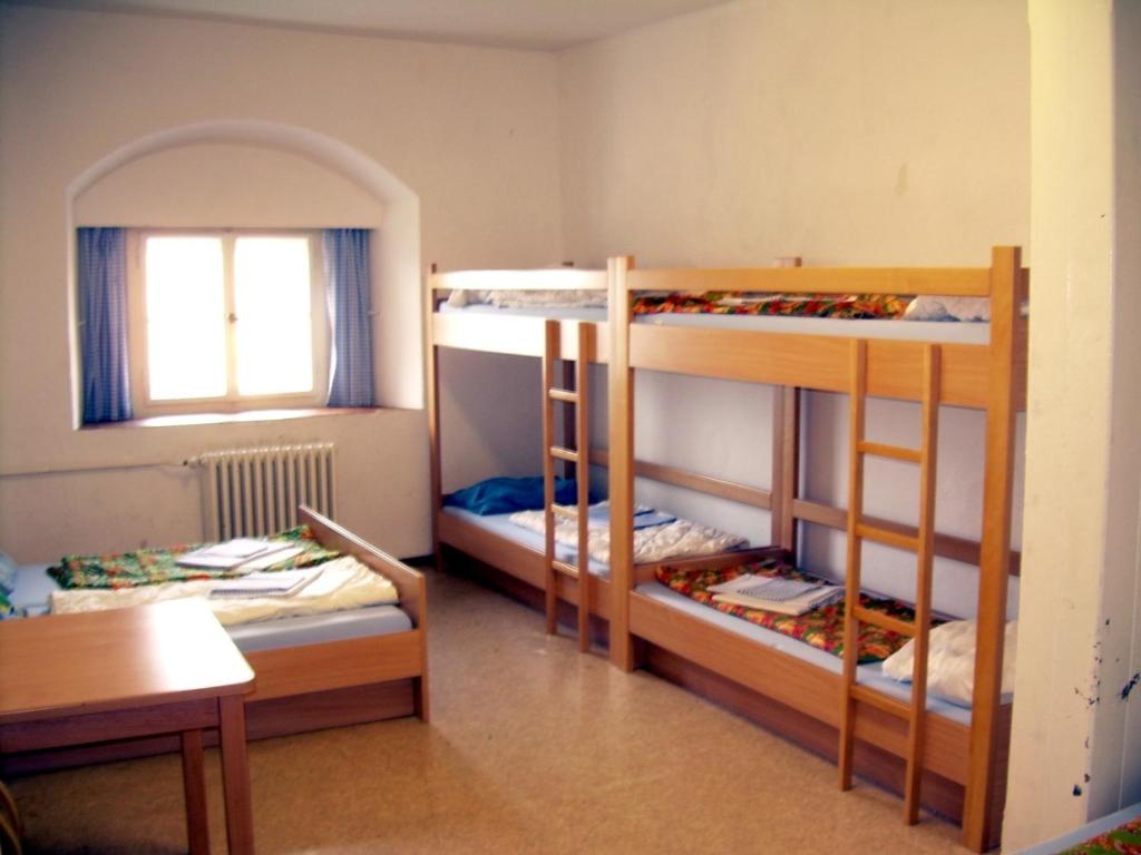 Postel nebo postele na pokoji v ubytování Herberge Burg Hohnstein