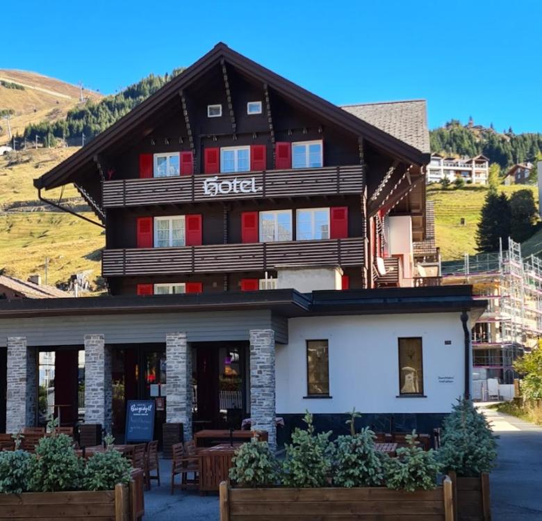 een gebouw met een bord dat hotel leest bij Hotel Bergidyll - Riders Haven in Andermatt