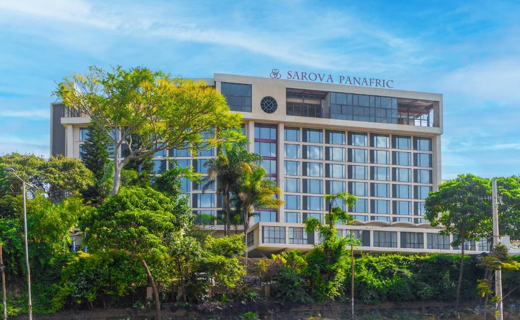 ナイロビにあるSarova Panafric Hotelの看板が貼られたホテルの建物