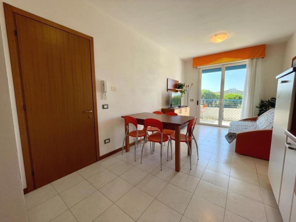 een keuken en eetkamer met een tafel en stoelen bij Luminous flat in residence with pool in Veneto