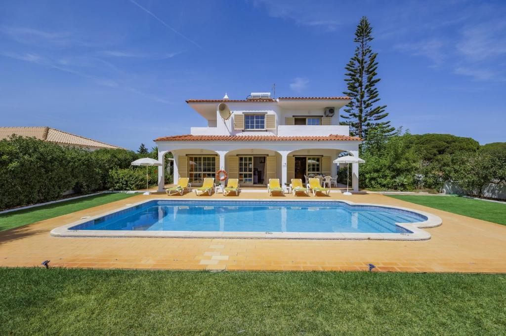 uma casa com piscina no quintal em Villa Casa Lourenco by Villa Plus em Albufeira