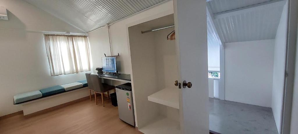 Postel nebo postele na pokoji v ubytování Baan Rhomkham Ayutthaya - บ้านร่มขามอยุธยา