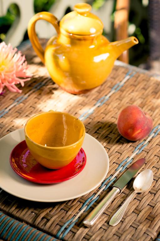 a yellow tea pot and a bowl on a table at La Petite Calanque in Marseille