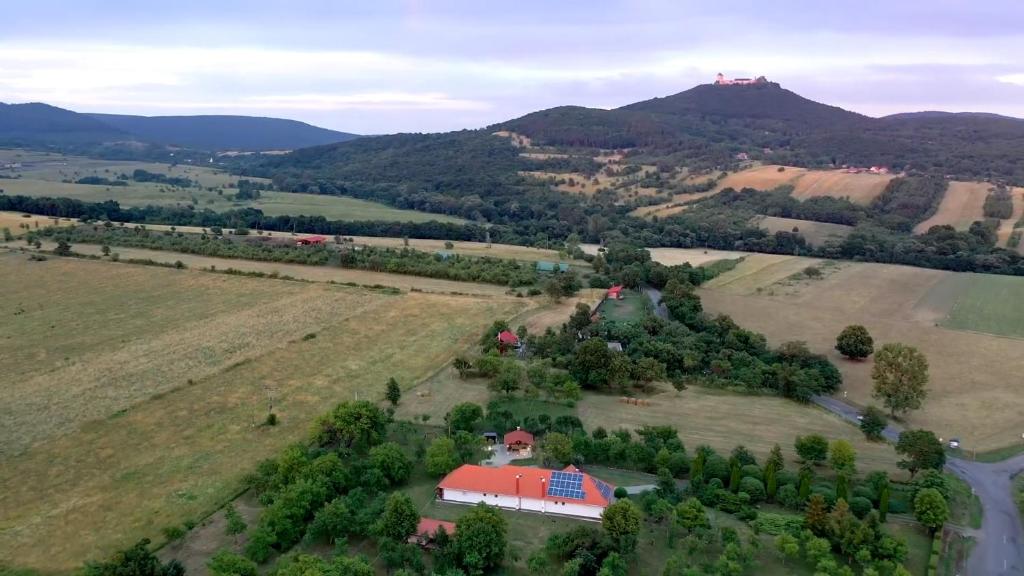 - une vue aérienne sur une ferme avec une maison dans l'établissement Csonkás Tanya Vendégház Zemplén, 