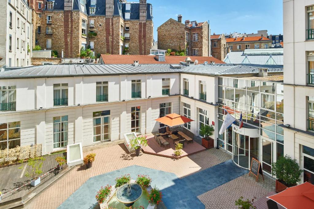 パリにあるホテル ヴァカンス ブル ヴィラ モディリアーニの中庭付きの建物の空中ビュー