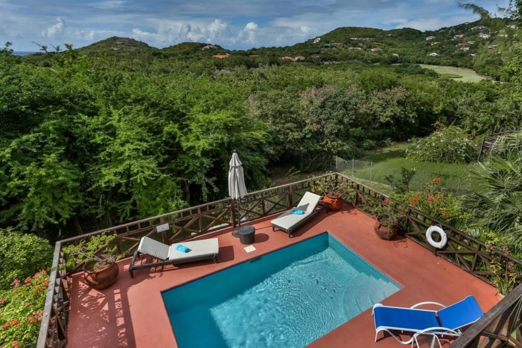 una vista aérea de una piscina en una casa en Villa Darcy - Serene 1 bedroom villa in Cap Estate with private pool villa, en Cap Estate